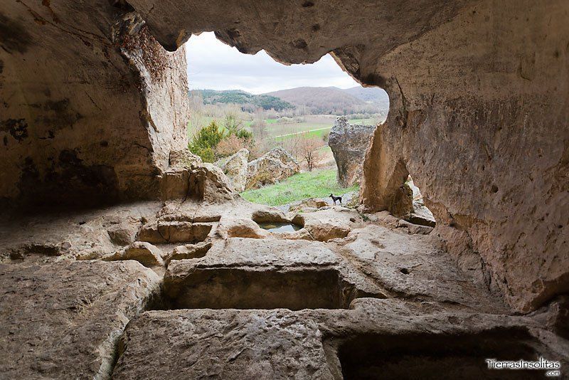 Las Gobas y Santorkaria, Iglesias Rupestres (Laño)